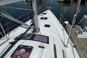 2010 Beneteau Oceanis 43 thumbnail 6