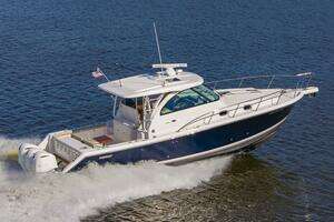  2017 Pursuit 385 OS Yacht For Sale in Queenstown MD