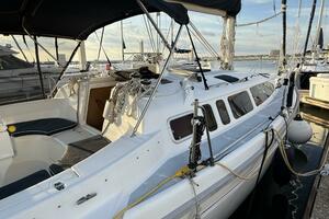 Treinta y Tres 33ft Hunter Yacht For Sale