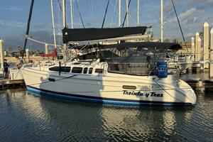 Treinta y Tres 33ft Hunter Yacht For Sale
