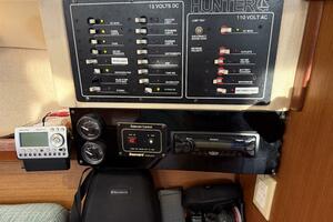 Treinta y Tres 33ft Hunter Yacht For Sale