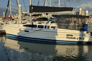 Treinta y Tres 33ft Hunter Yacht For Sale
