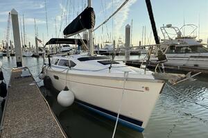 Treinta y Tres 33ft Hunter Yacht For Sale