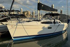 Treinta y Tres 33ft Hunter Yacht For Sale