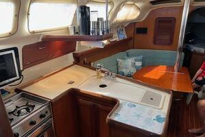 Treinta y Tres 33ft Hunter Yacht For Sale