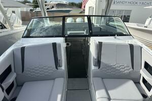 Photo 5615943 for 2026 Four Winns H9  