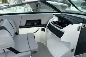 Photo 5615932 for 2026 Four Winns H9  