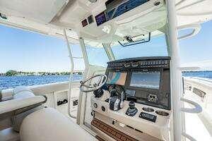 2018 Boston Whaler 380 Outrage thumbnail 26