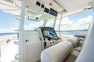 2018 Boston Whaler 380 Outrage thumbnail 23