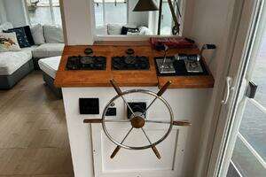 1981 Sumerset Houseboat thumbnail 7