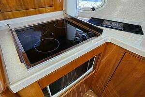 2003 Azimut 46 Motor Yacht thumbnail 18