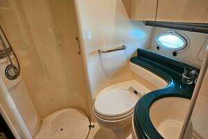 2003 Azimut 46 Motor Yacht thumbnail 20