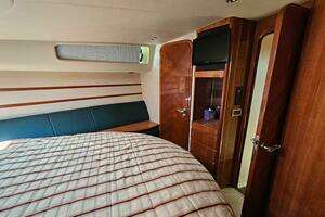 2003 Azimut 46 Motor Yacht thumbnail 21