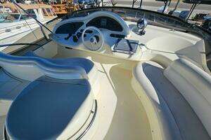 2003 Azimut 46 Motor Yacht thumbnail 11