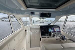 38FT (11.58M) BOSTON WHALER