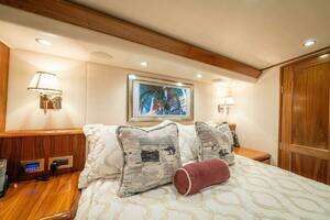 2017 Viking 62 Convertible thumbnail 18