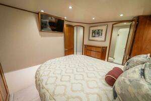 2017 Viking 62 Convertible thumbnail 17