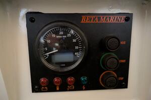 Black Magic 25ft Custom Craft Yacht For Sale
