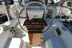 1987 Hunter 37 Legend thumbnail 10