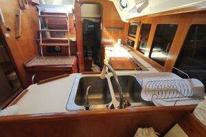 1987 Hunter 37 Legend thumbnail 23
