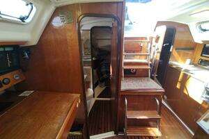 1987 Hunter 37 Legend thumbnail 39