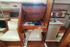 1987 Hunter 37 Legend thumbnail 37