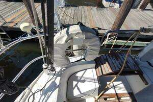 1987 Hunter 37 Legend thumbnail 9