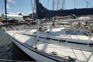 1987 Hunter 37 Legend thumbnail 3