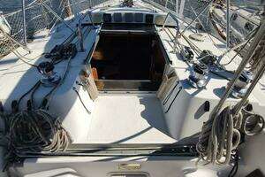 1987 Hunter 37 Legend thumbnail 13
