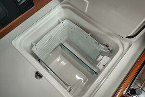 2004 Beneteau 393 thumbnail 52