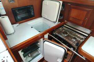 2004 Beneteau 393 thumbnail 23