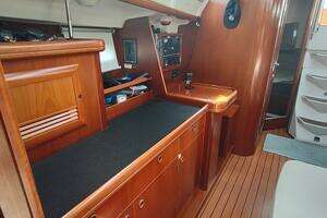 2004 Beneteau 393 thumbnail 25