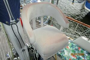 40' Nauticat cockpit helmseat1