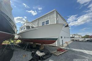 40' Legacy starboard forward profile