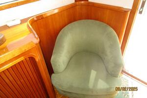 40' Legacy salon starboard seating