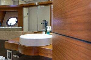 2015 Tiara Yachts 44 Coupe thumbnail 21