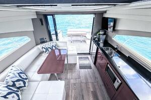 43FT (13.11M) CARVER yacht for sale
