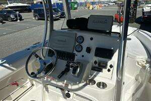 2014 Boston Whaler 220 Outrage thumbnail 9