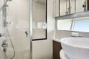 2021 Fairline Squadron 68 thumbnail 34