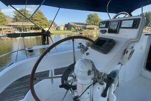 2006 Beneteau Oceanis 323 thumbnail 9