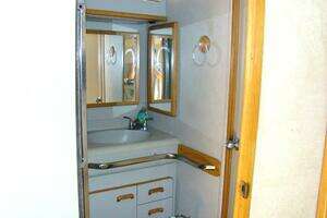 1991 Sea Ray 480 Sundancer thumbnail 39