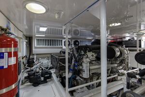 2007 64 Viking Enclosed Bridge Reel Blues Engine Room (14)
