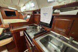2004 Beneteau 423 thumbnail 19