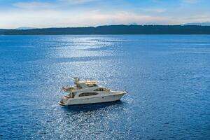 2001 Hatteras Cockpit Motoryacht thumbnail 34