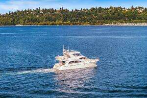 2001 Hatteras Cockpit Motoryacht thumbnail 32