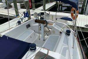1993 Hunter 33.5 thumbnail 9