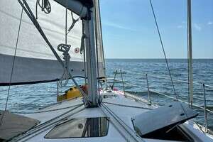 1993 Hunter 33.5 thumbnail 2