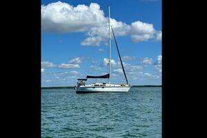 1993 Hunter 33.5 thumbnail 1