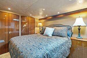 2006 Viking 61 Convertible thumbnail 5