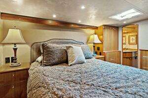 2006 Viking 61 Convertible thumbnail 17